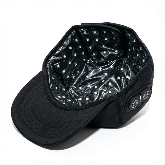 Rödljusterapi-keps med 100 st infraröda lampor, både 660 nm och 850 nm för NiR (Near infraRed) ljus, plus 10Hz - 40 Hz pulserande infrarött ljus. Stimulerar hårbotten och hårsäckar, vilket har visat förbättra hårkvaliteten och motverka håravfall.